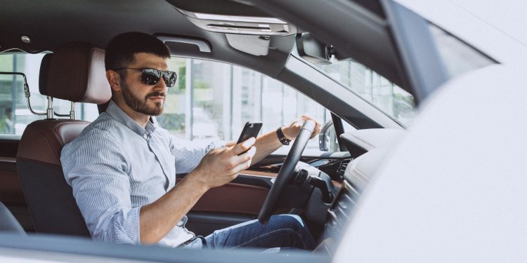 Uso do celular e distrações ao volante aumentam acidentes e pressionam sistema de saúde