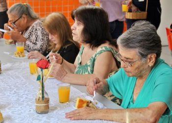 Centro-Dia para Idosos com Alzheimer promove Chá das Mães com atividades de cozinha afetiva