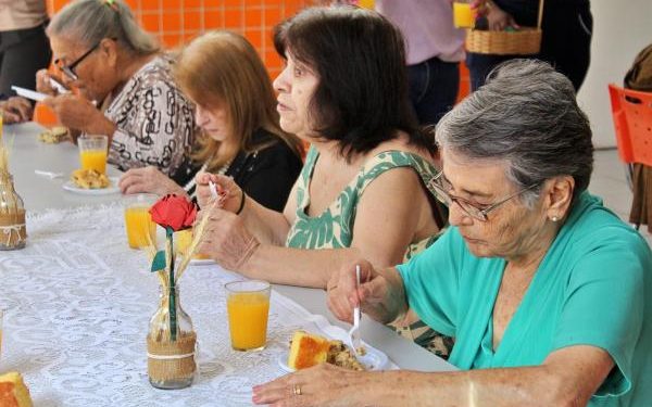 Centro-Dia para Idosos com Alzheimer promove Chá das Mães com atividades de cozinha afetiva