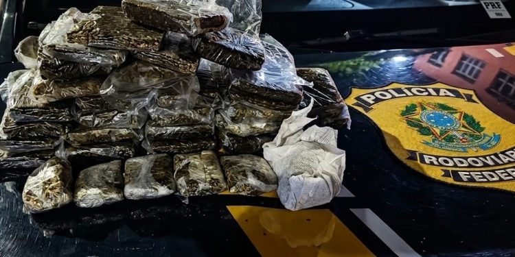 Nervosismo entrega casal com 7,6 kg de haxixe na Dutra em Resende