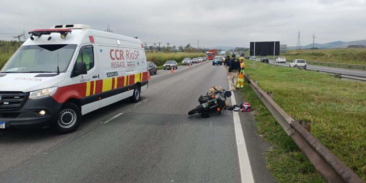 Pneu estoura e derruba casal de motocicleta na Dutra