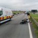 Pneu estoura e derruba casal de motocicleta na Dutra