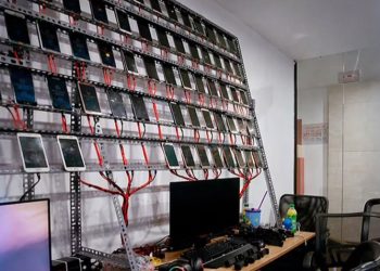 Fazendas de celulares: a indústria de US$ 40 bilhões que fabrica popularidade falsa e manipula o que você vê nas redes