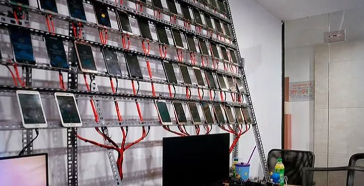 Fazendas de celulares: a indústria de US$ 40 bilhões que fabrica popularidade falsa e manipula o que você vê nas redes