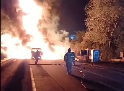 Carreta em chamas assusta motoristas na pista de subida da Serra das Araras