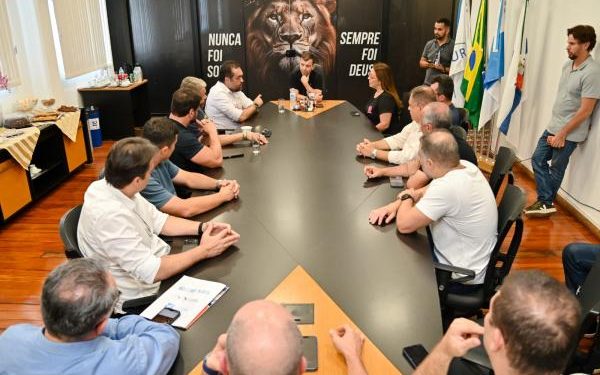 Furlani e Cláudio Castro conferem as instalações do Hospital de Olhos de Barra Mansa