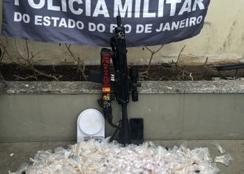 Traficante armado com fuzil 5.56 morre após confronto com a PM no Bracuí