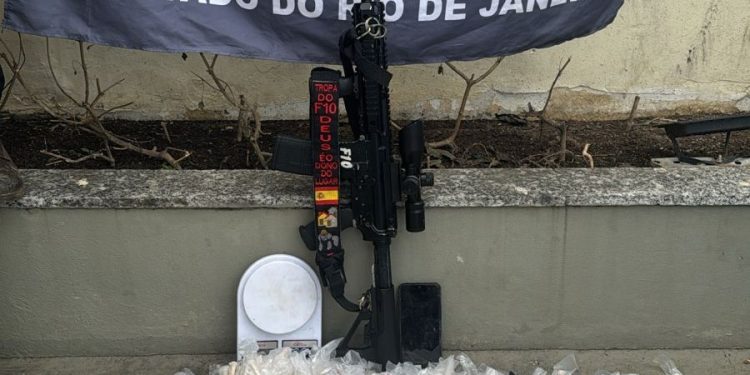 Traficante armado com fuzil 5.56 morre após confronto com a PM no Bracuí
