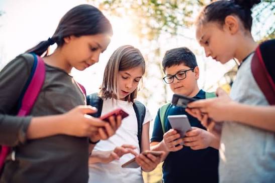Pesquisa revela que 72% dos brasileiros querem proibir redes sociais para menores de 16 anos