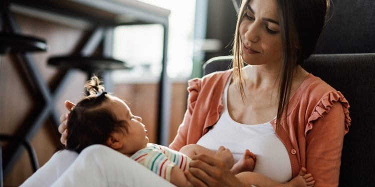 Número de mães solo no Brasil chega a 7,8 milhões e expõe sobrecarga emocional e financeira