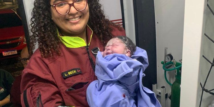 Bebê nasce dentro de ambulância da RioSP durante atendimento na Rio-Santos