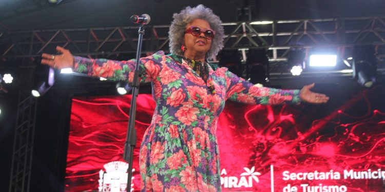 Sandra Sá emociona público no Festival Música Preta, em Ipiabas