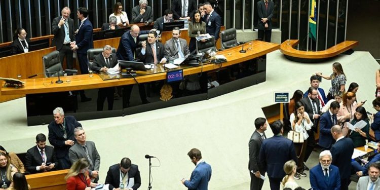 Congresso derruba vetos da LDO e libera acesso de pequenos municípios inadimplentes a recursos federais
