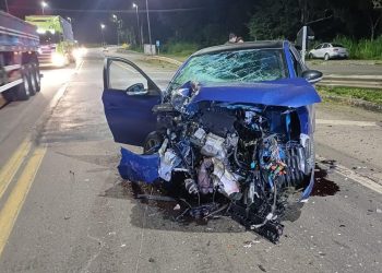 Três pessoas ficam feridas em acidente entre carro e carreta na BR-393, em Vassouras