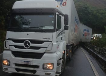 Carreta bitrem fica parcialmente suspensa na Serra das Araras