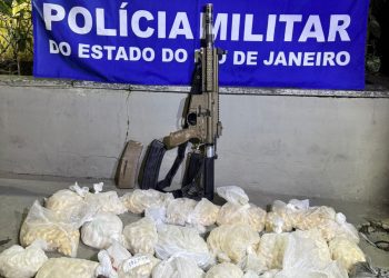PM apreende fuzil e drogas escondidos em tonel em Angra dos Reis