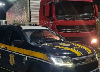 Caminhão clonado é apreendido durante fiscalização na Dutra, em Itatiaia