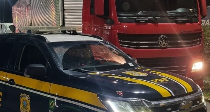 Caminhão clonado é apreendido durante fiscalização na Dutra, em Itatiaia