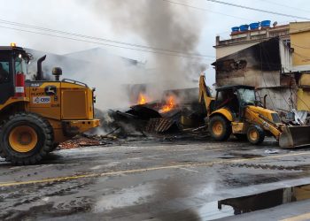 Incêndio em loja de pneus fecha trecho da Beira-Rio em Volta Redonda