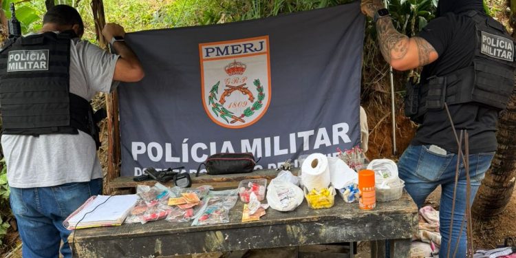 PM apreende grande quantidade de drogas após denúncia em Angra dos Reis