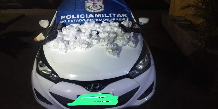 PM intercepta mais de 2 mil pinos de cocaína do CV em rodovia de Paulo de Frontin