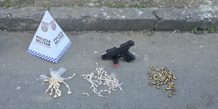 Suspeito de tráfico é preso com pistola, munições e drogas em Itatiaia