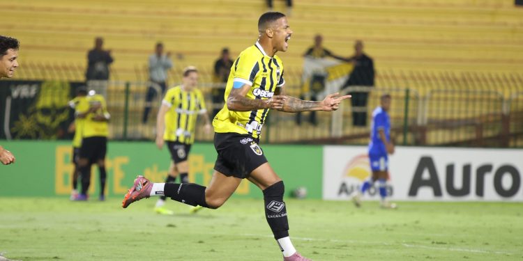 Voltaço vence o Confiança e emplaca a terceira vitória seguida na Série C