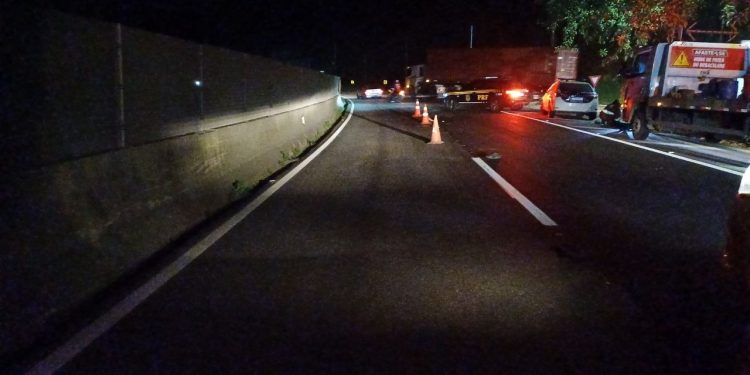 Homem morre atropelado ao tentar atravessar a Dutra em Piraí