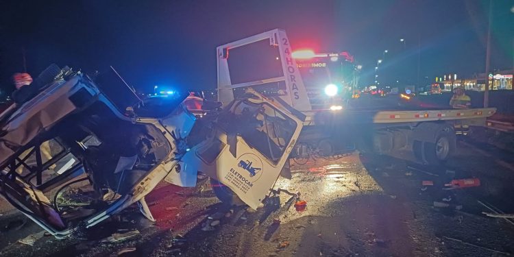 Motorista fica preso às ferragens após colidir na Via Dutra, em Resende