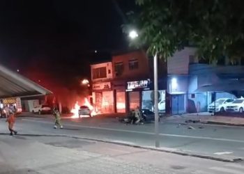 Carro invade loja e pega fogo após sequência de colisões na Beira-Rio, em Volta Redonda