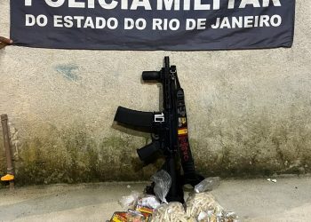 Fuzil de guerra e drogas são apreendidos em operação no Bracuí, em Angra dos Reis