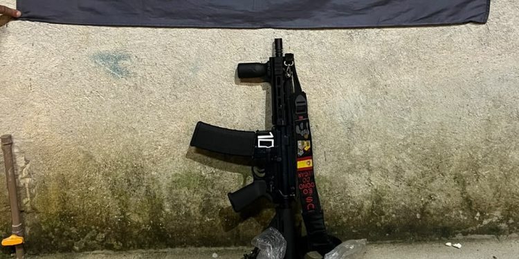 Fuzil de guerra e drogas são apreendidos em operação no Bracuí, em Angra dos Reis
