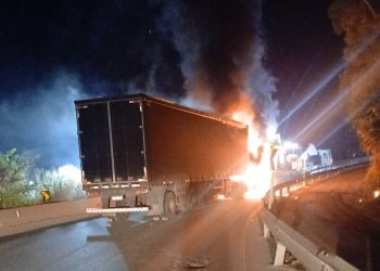 Tombamento e incêndio de carretas causam congestionamento nos dois sentidos da Serra das Araras