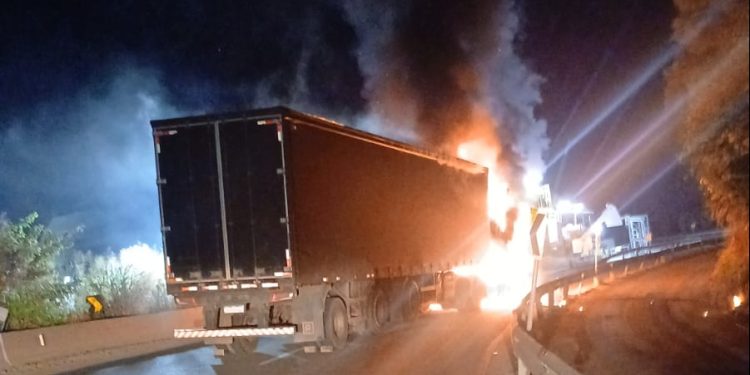 Tombamento e incêndio de carretas causam congestionamento nos dois sentidos da Serra das Araras