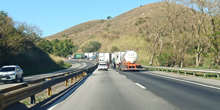 Dia caótico na Dutra: acidentes e congestionamentos tomam o Sul Fluminense