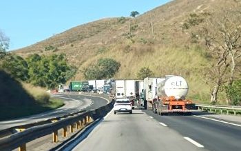 Dia caótico na Dutra: acidentes e congestionamentos tomam o Sul Fluminense