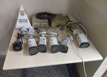 PM apreende câmeras de monitoramento em postes públicos de Paraty