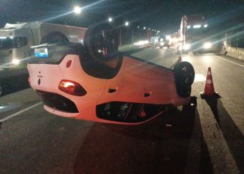 Acidente na Dutra deixa duas feridas após carreta fechar carro e fugir em Resende