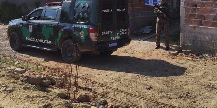 Polícia Ambiental flagra construção irregular às margens do Rio Paraíba do Sul em Barra do Piraí