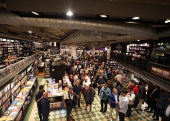 Lançamento do primeiro livro de Gustavo Tutuca reúne familiares, amigos e autoridades no Rio