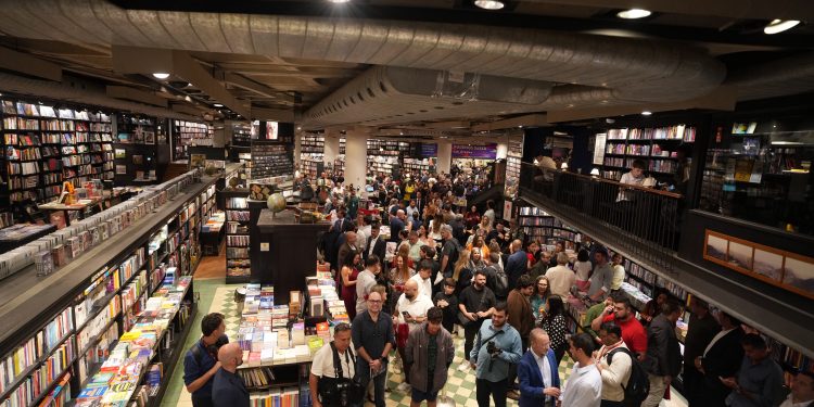 Lançamento do primeiro livro de Gustavo Tutuca reúne familiares, amigos e autoridades no Rio