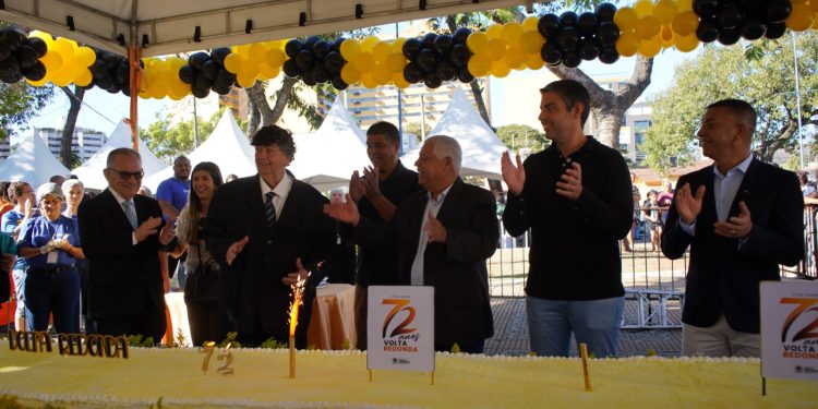Volta Redonda celebra 72 anos com bolo de seis metros na Praça Brasil