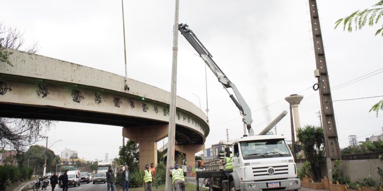 Via Sérgio Braga começa a receber nova iluminação pública em Volta Redonda