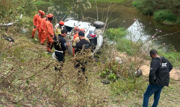 Dois jovens morrem após carro cair em ribanceira na RJ-155, em Barra Mansa