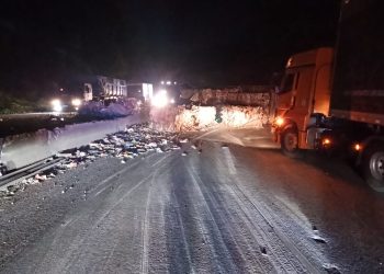 Carreta tomba na Dutra e provoca mais de seis horas de interdição em Piraí