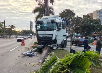 Carreta derruba poste e interdita Via Sérgio Braga, em Volta Redonda