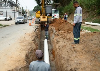 Obra de drenagem segue avançando na Avenida Albo Chiesse