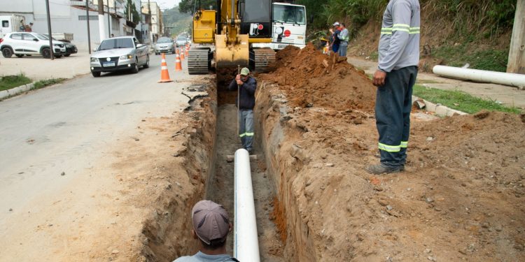 Obra de drenagem segue avançando na Avenida Albo Chiesse