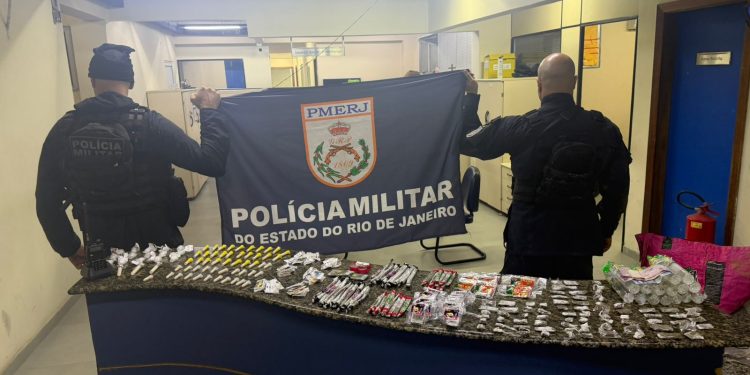 Disque Denúncia ajuda PM a prender dois suspeitos de tráfico em Angra dos Reis