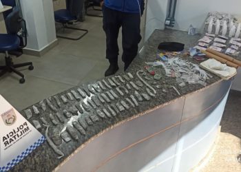 PM apreende drogas em terreno baldio em Resende
